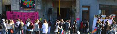 recorte foto frente edificio ciencias de la educación, paraná... alumnos y afiches de la jornada